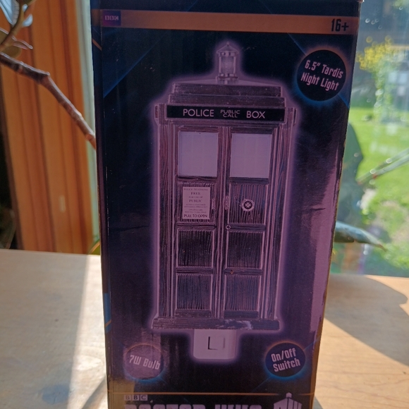New Working in Box 50th Anniversary T.A.R.D.I.S. Working Night Light - Picture 6 of 6